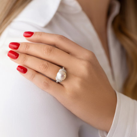 Diamond ring with Pearl Reflection of Depth