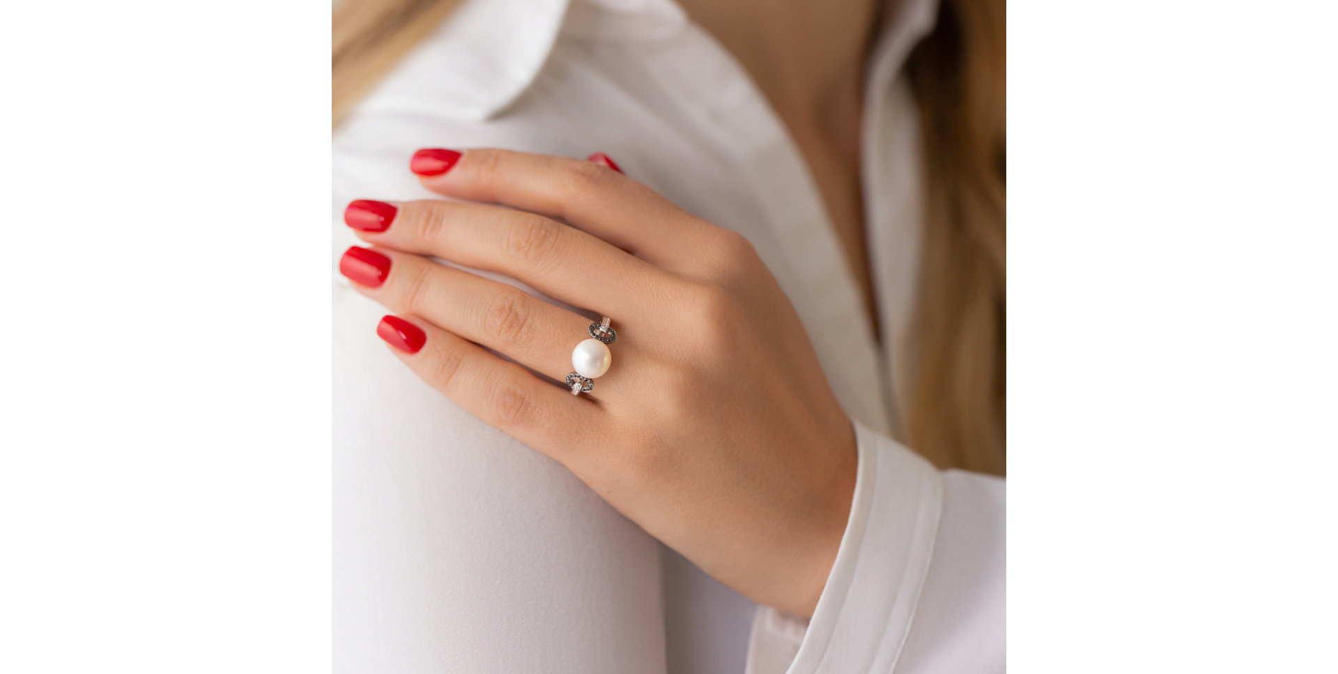 Ring with black and white diamonds and Pearl Deep Darkness