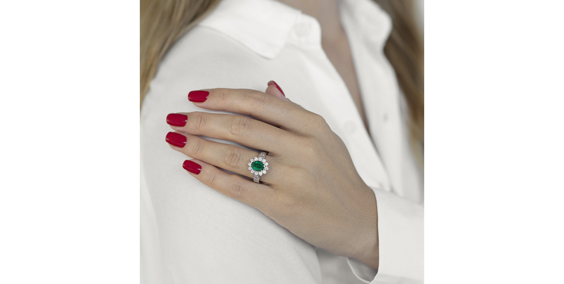 Diamond ring with Emerald Versailles Eminence