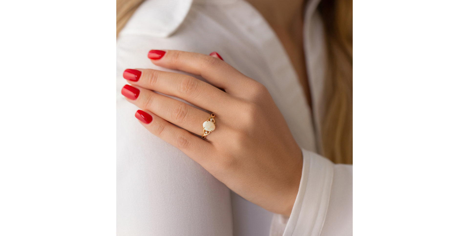 Diamond ring with Opal Gloria Law