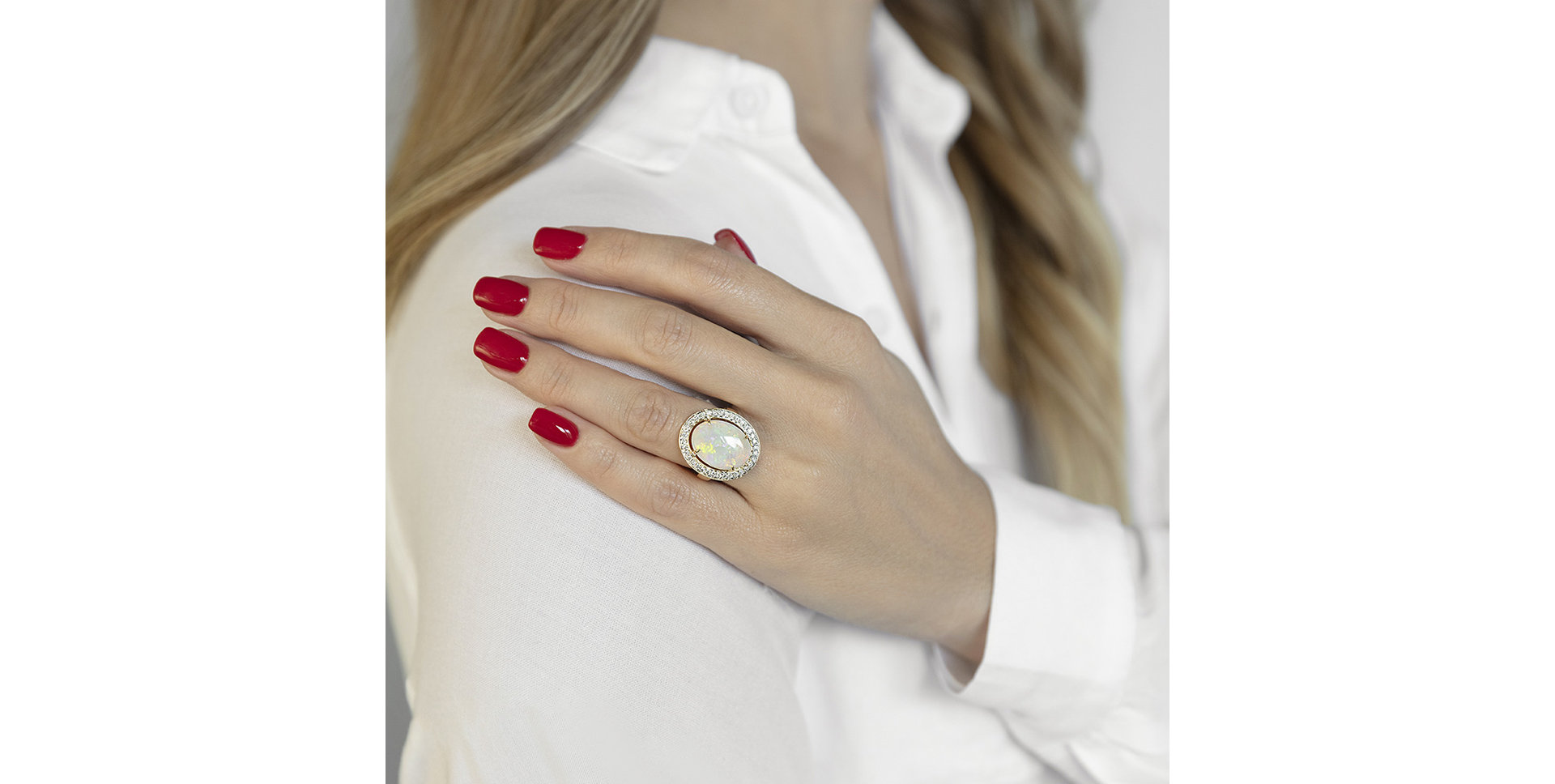 Diamond ring with Opal Leighton