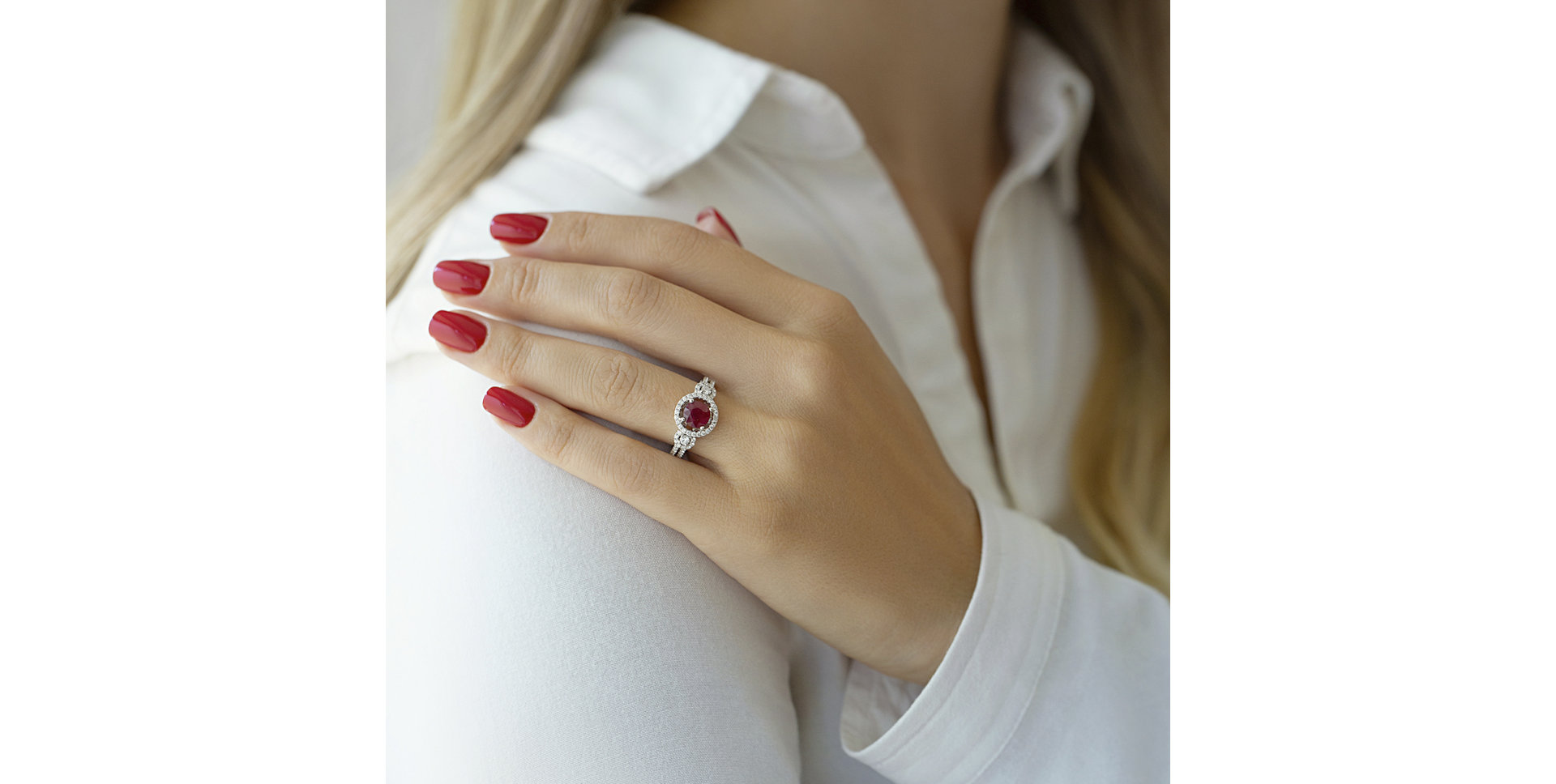 Diamond ring with Ruby Amon