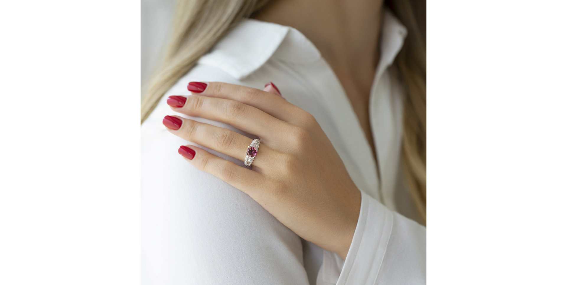Diamond ring with Tourmalíne Red Mosaic