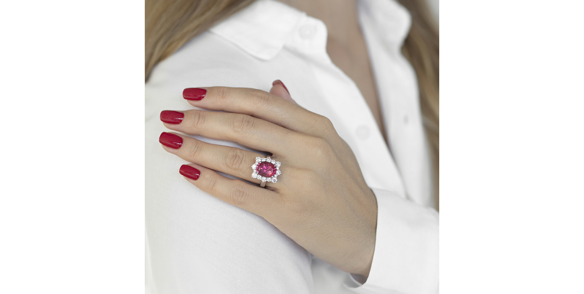 Diamond ring with Tourmalíne Wonder Rose