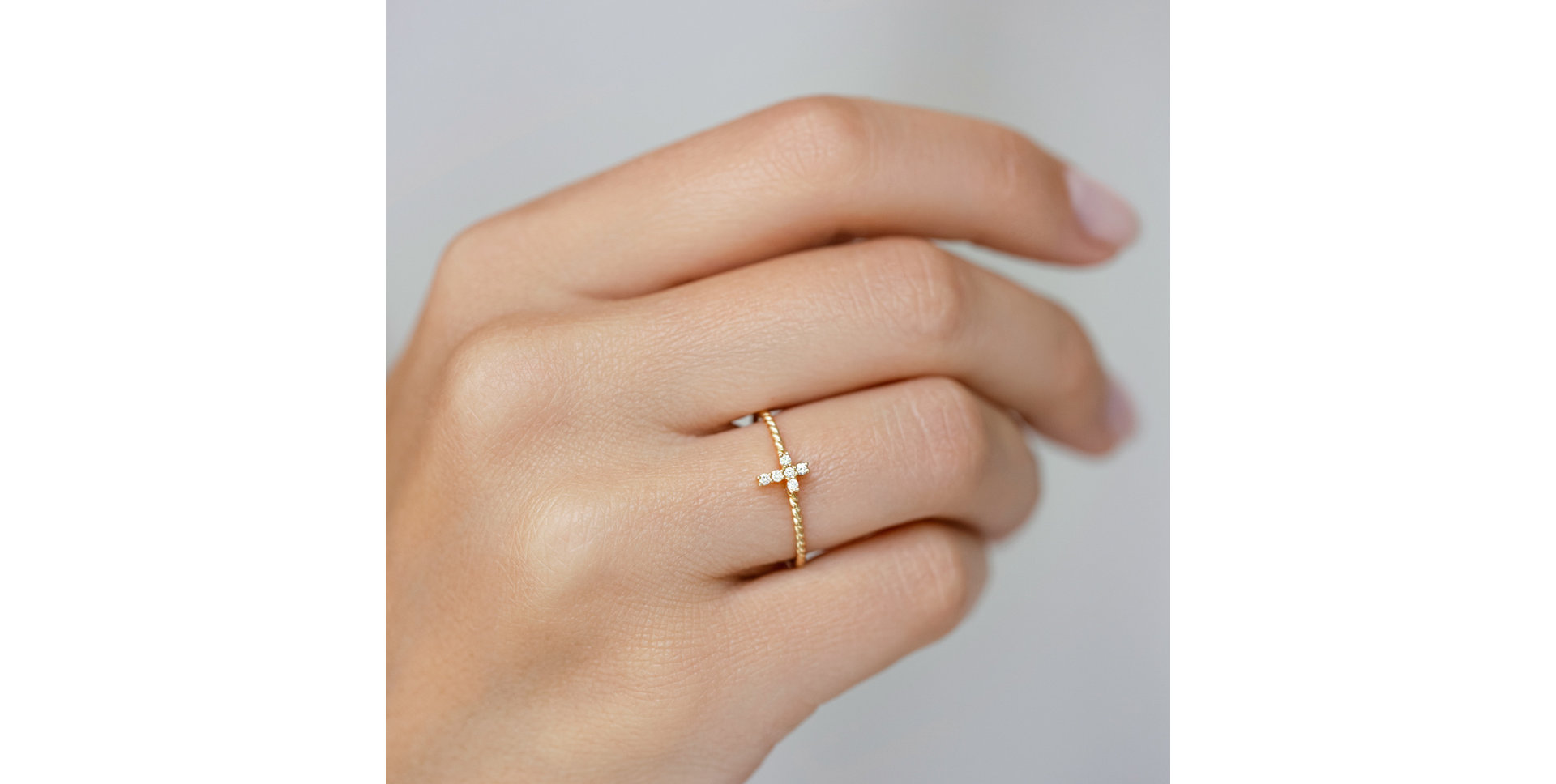 Ring with brown diamonds Cross