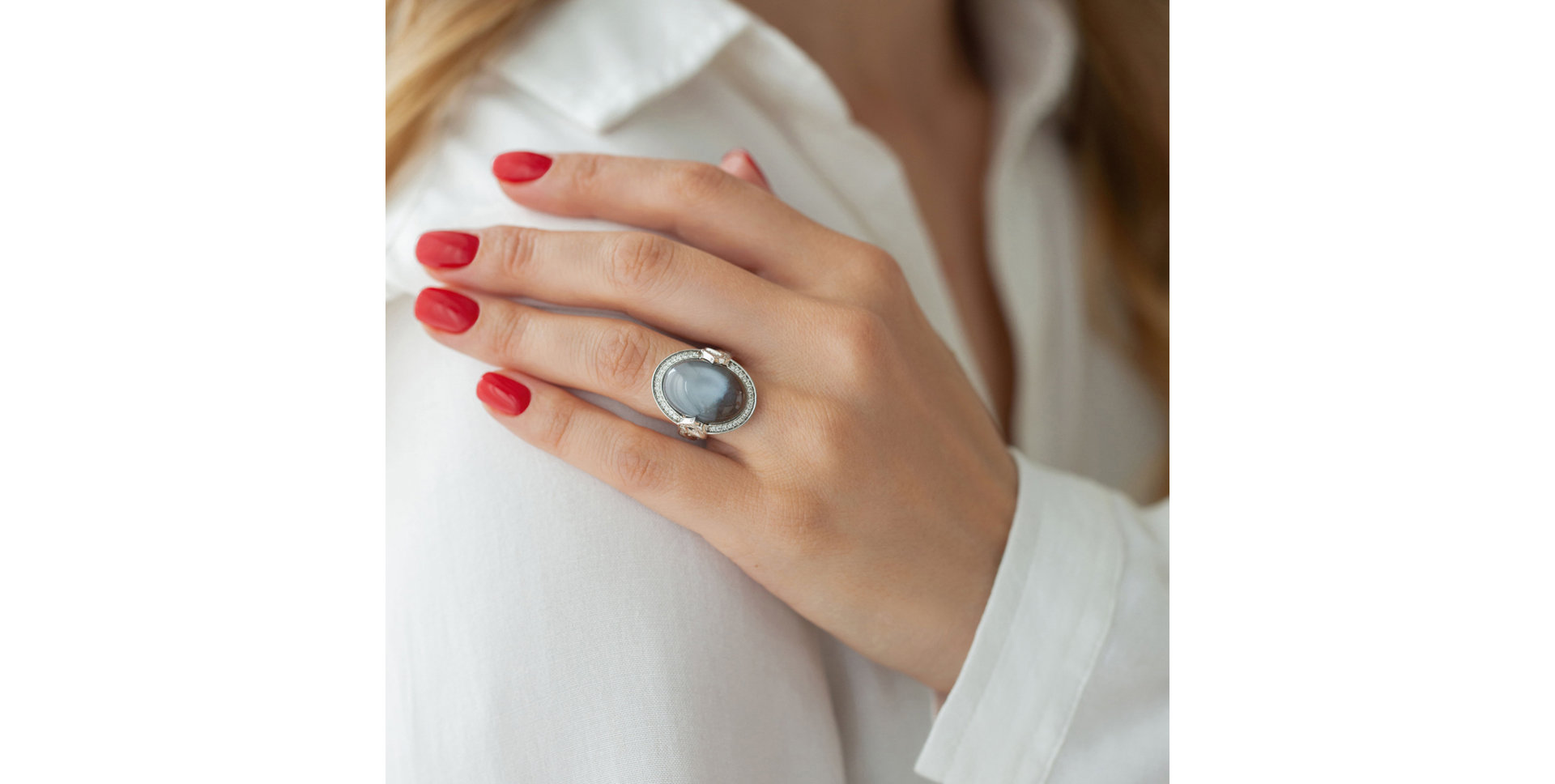 Diamond ring with Chalcedony Baroque Passion