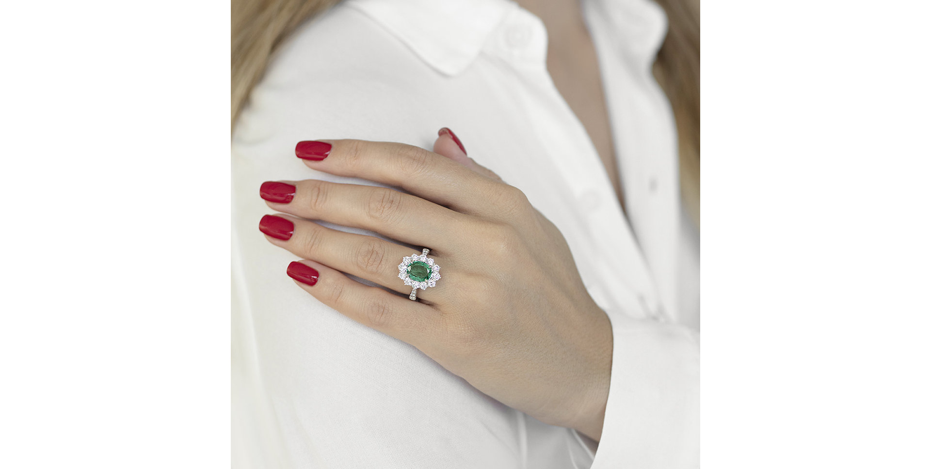 Diamond ring with Emerald Emerald Star