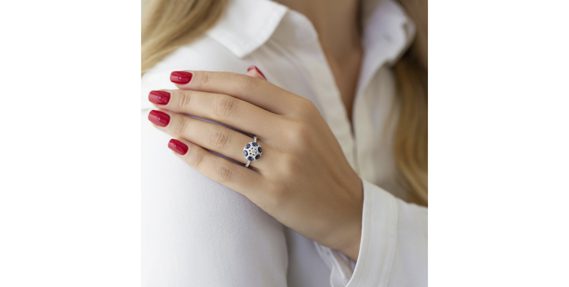 Diamond ring with Sapphire Camila