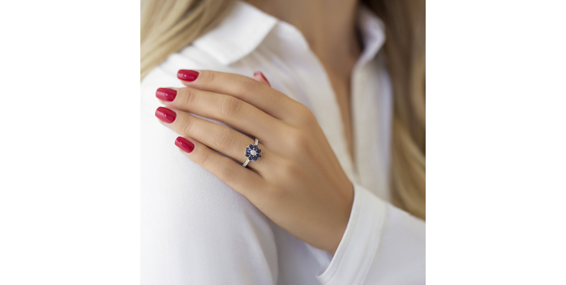 Diamond ring with Sapphire Athena