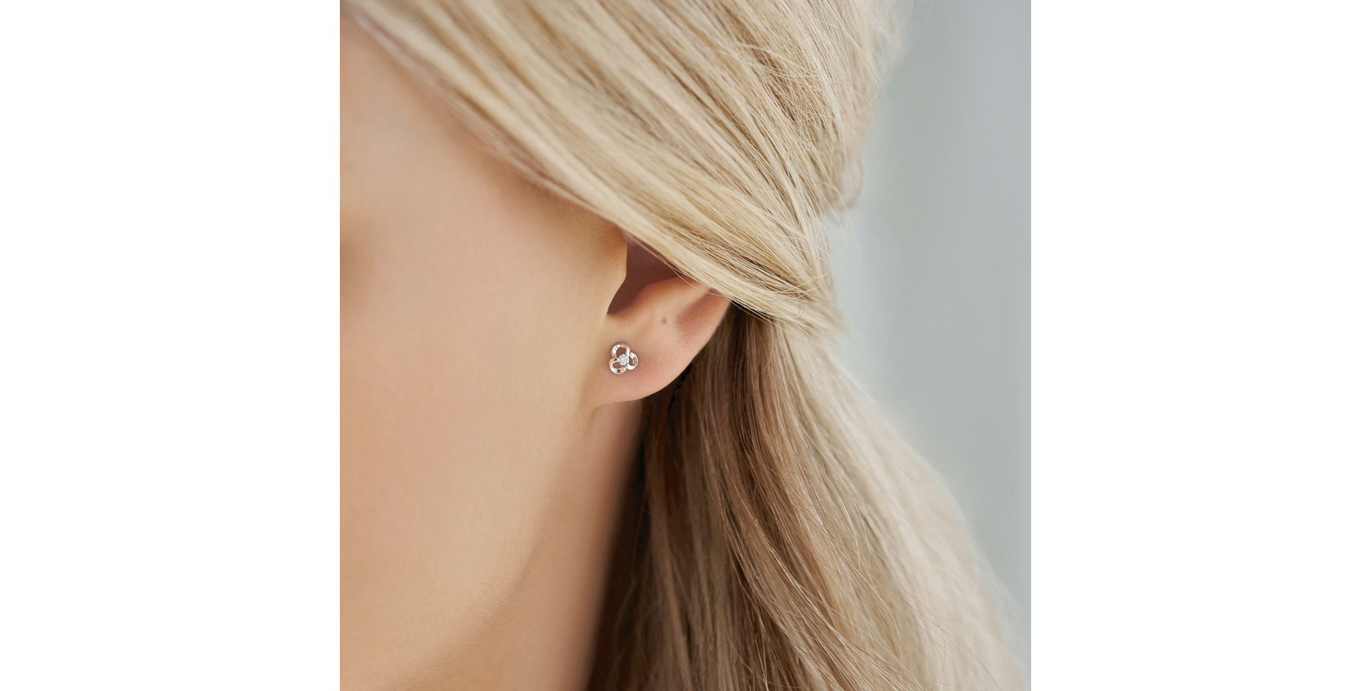 Diamond earrings Curled Flower