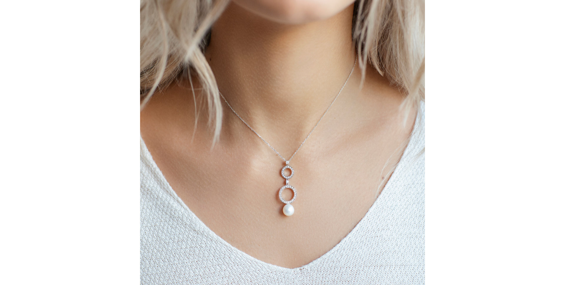 Diamond necklace with Pearl White Ocean Circles