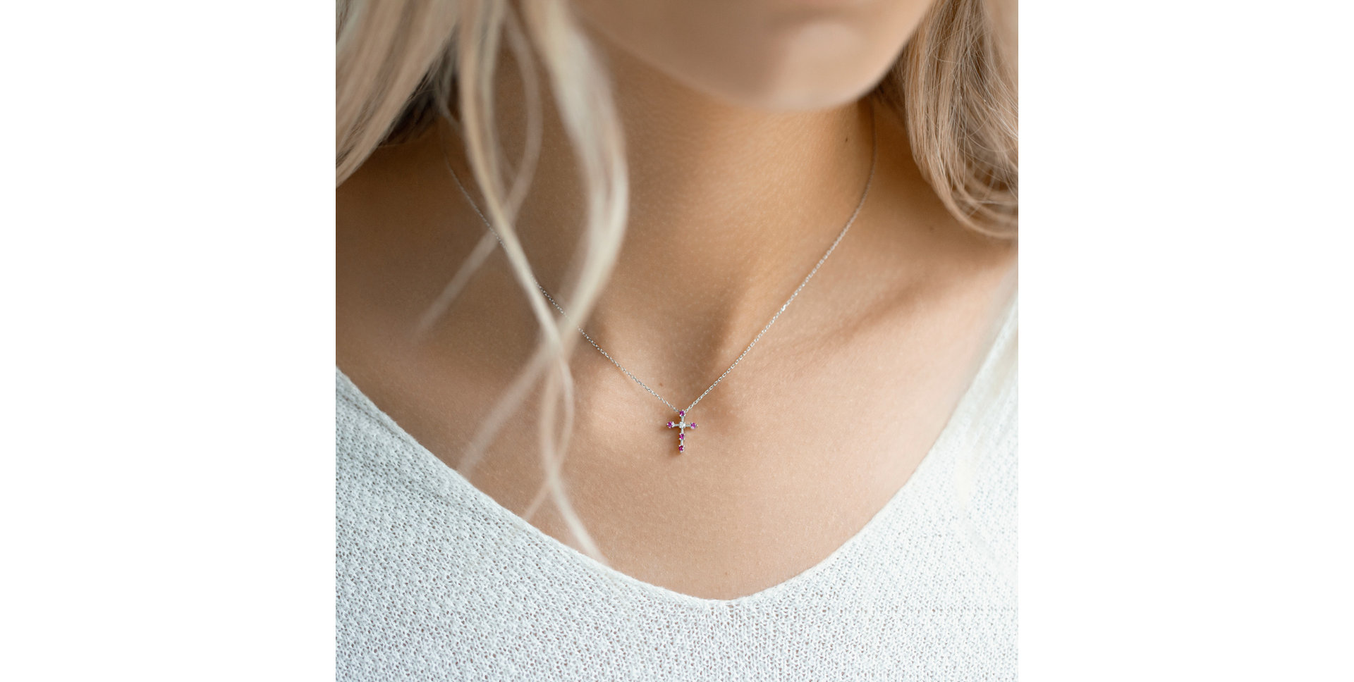 Diamond necklace with Emerald Sparkling Cross