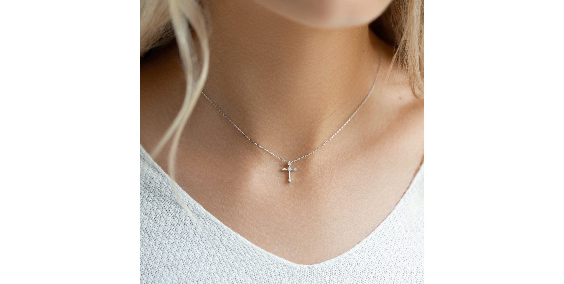 Diamond necklace with Sapphire Shiny Cross