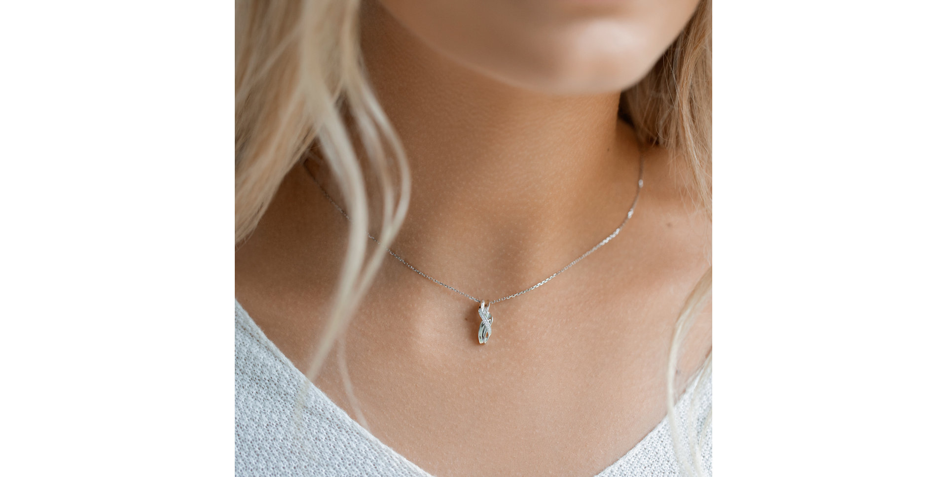 Diamond pendant Essential Wave