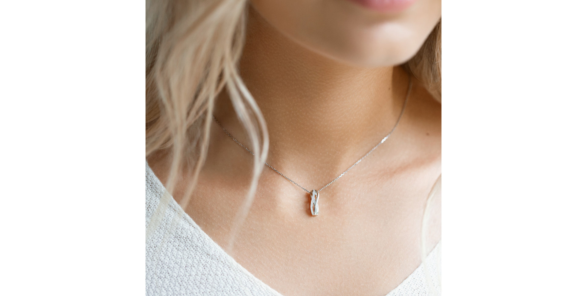 Diamond pendant Royal Rhytm