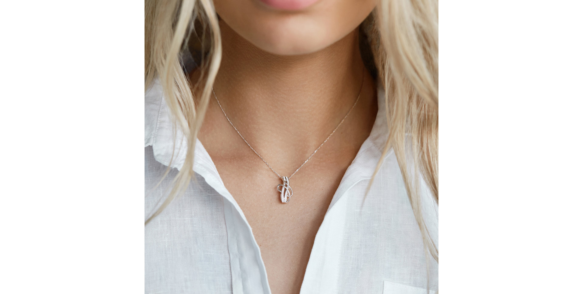 Diamond pendant Cheerful Embrace