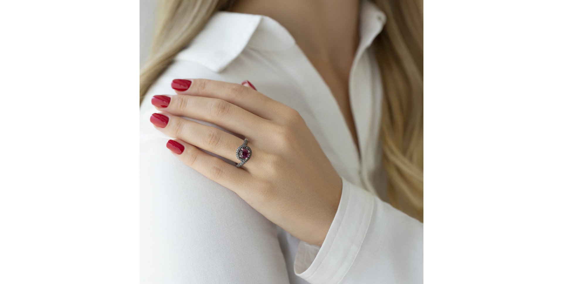 Ring with black diamonds and Tourmalíne Chandler