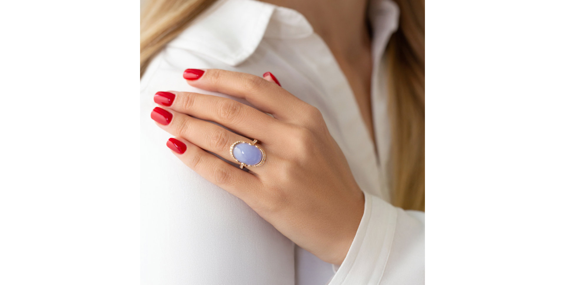 Diamond ring with Chalcedony Glorious Gem