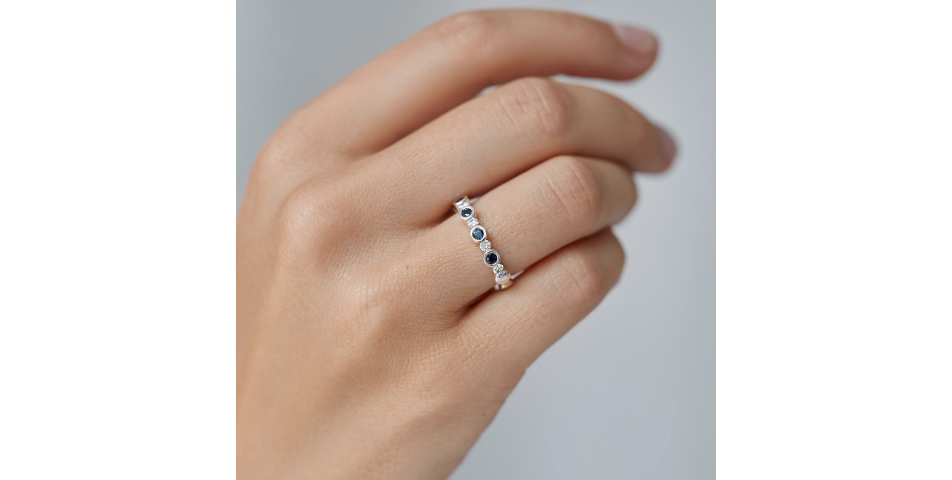 Diamond ring with Sapphire Mysterious Dark Blue