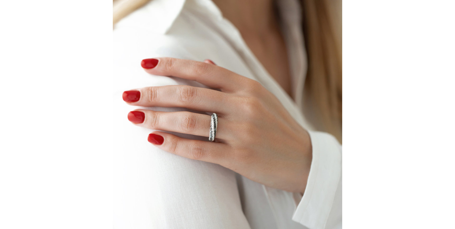 Ring with black and white diamonds Dark Allure