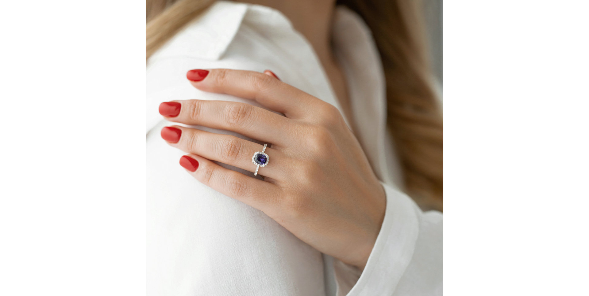 Diamond ring with Sapphire Manon