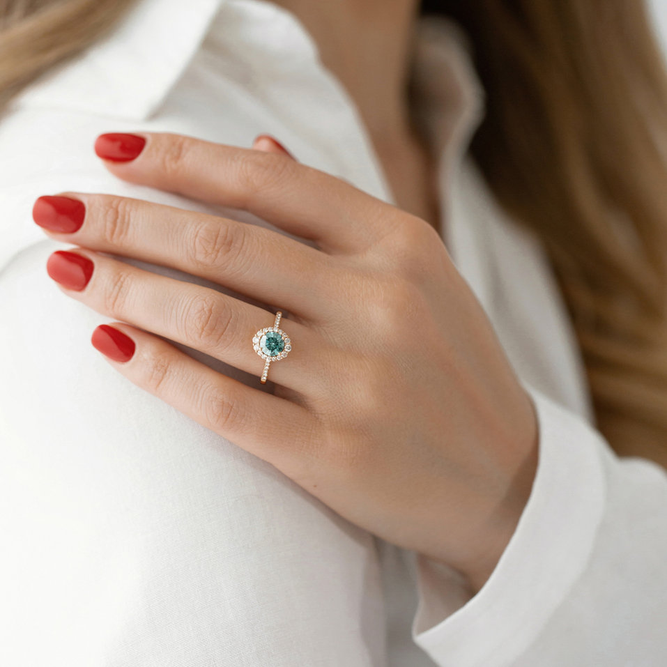 Ring with blue diamonds and white diamonds Glare