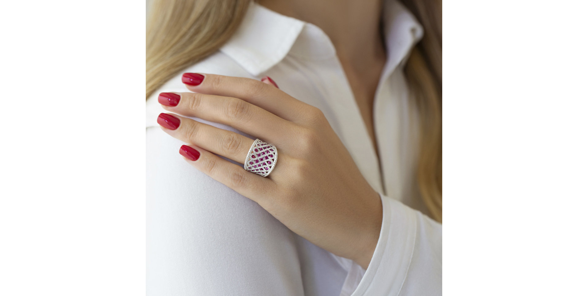 Diamond ring with Ruby Corinne