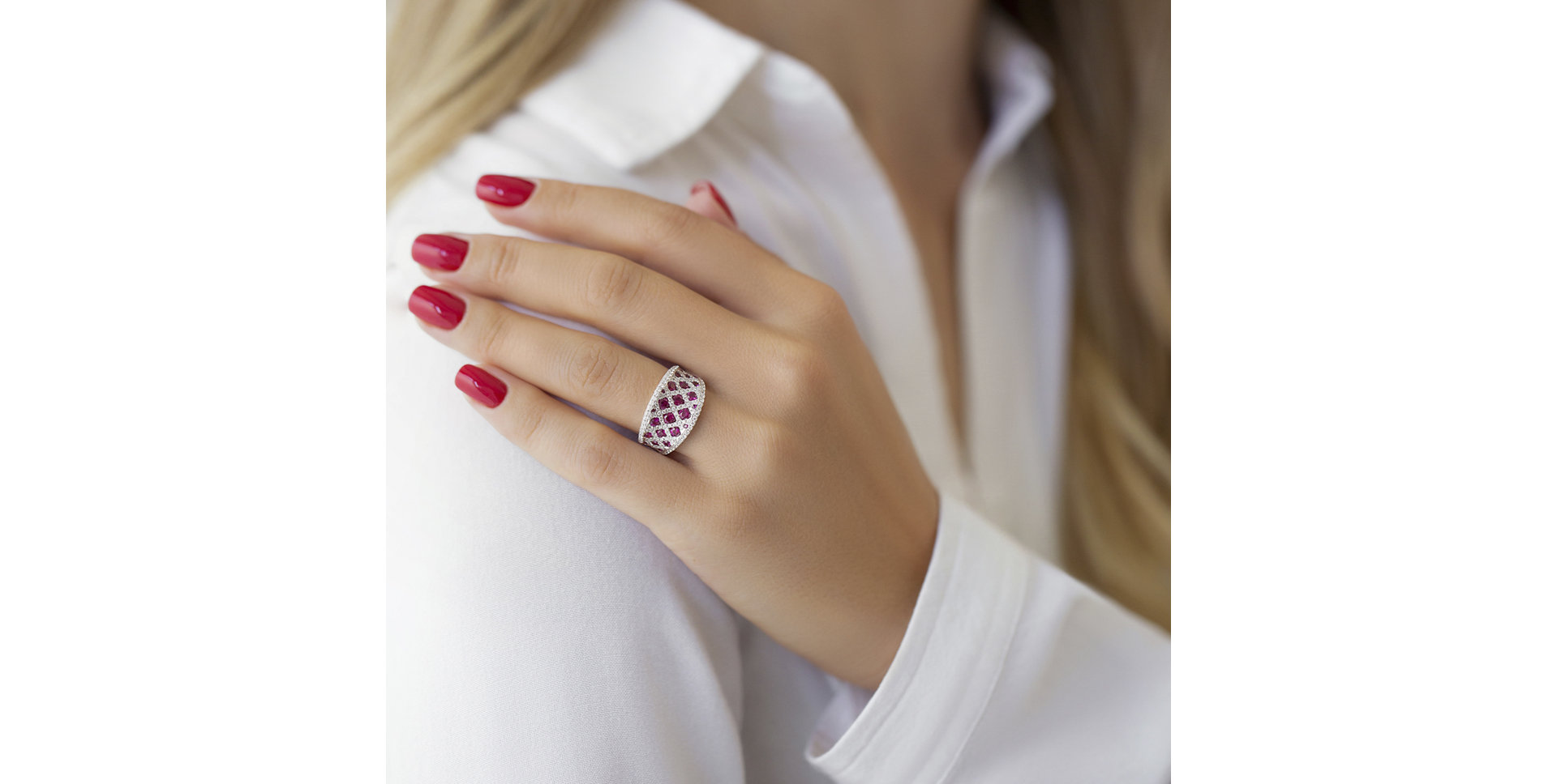Diamond ring with Ruby Maggie