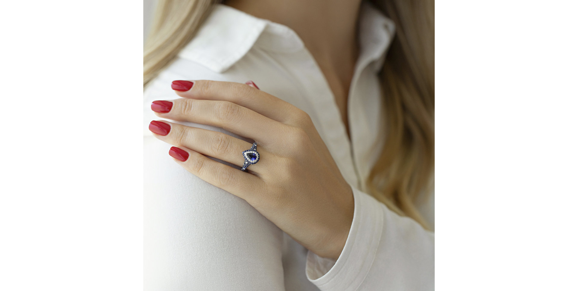 Diamond ring with Sapphire Black Raven