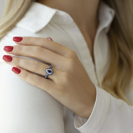 Diamond ring with Sapphire Black Raven