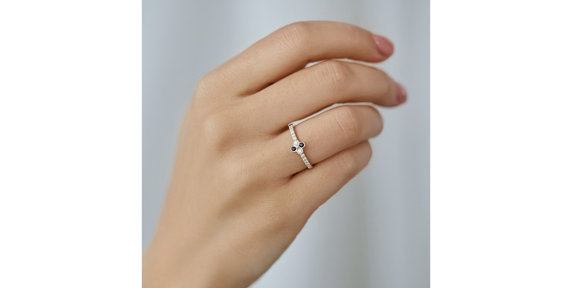 Diamond ring with Sapphire Cloverina