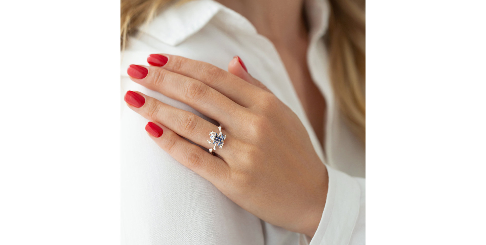 Diamond ring with Sapphire Noble Frog