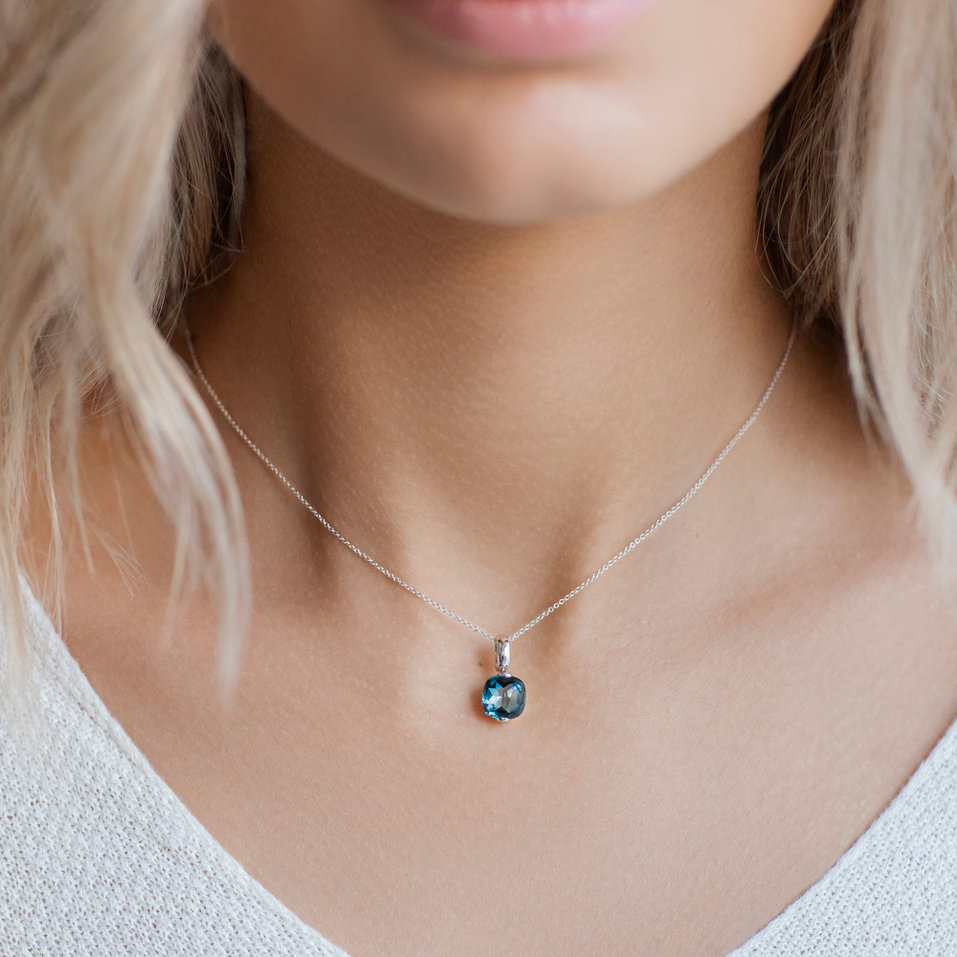 Pendant with Rose Quartz Bonbon