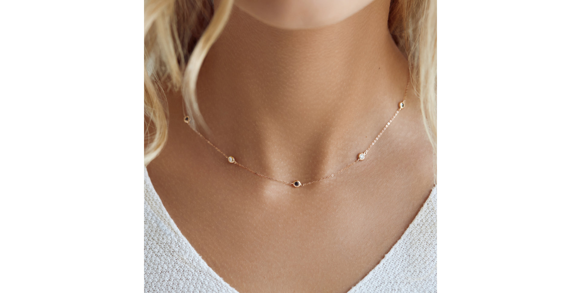 Necklace with black and white diamonds Dots