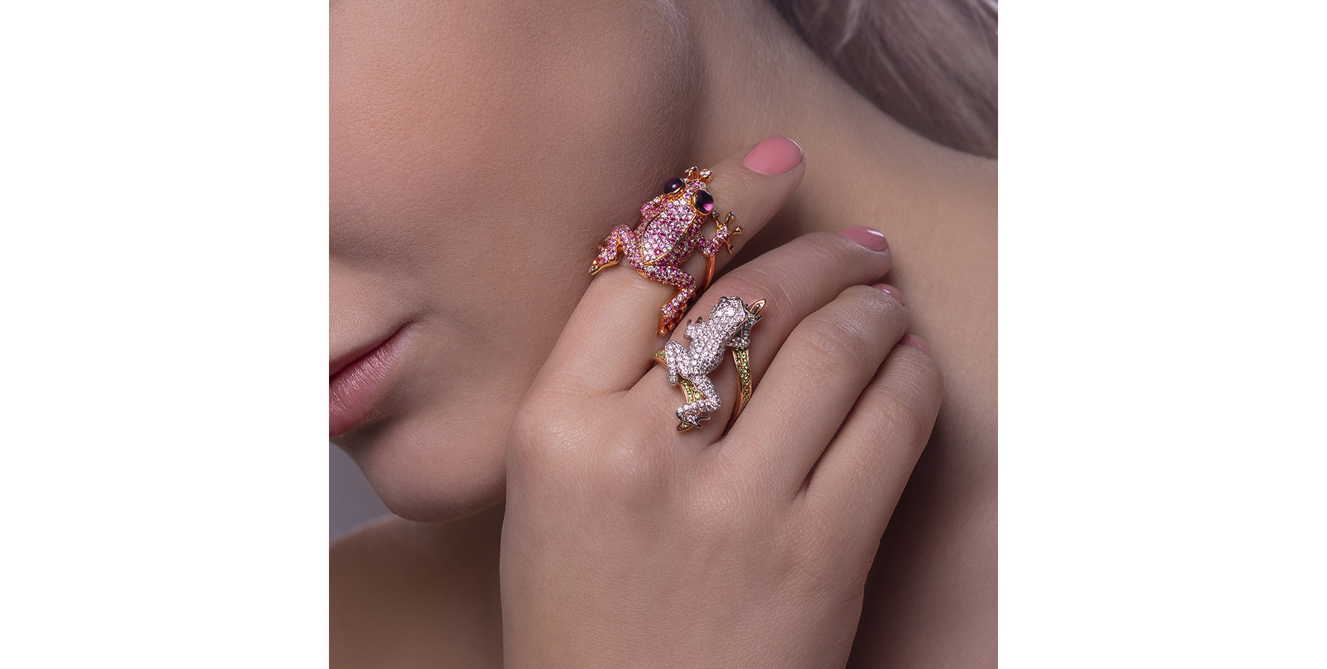 Ring with black and white diamonds and Garnet Luxury Frog