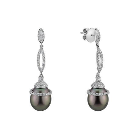 Diamond earrings with Pearl Isolated Sea