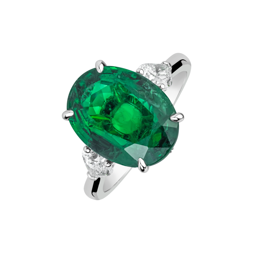 Diamond ring with Emerald Elen