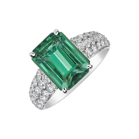 Diamond ring with Emerald Diamond Whisper