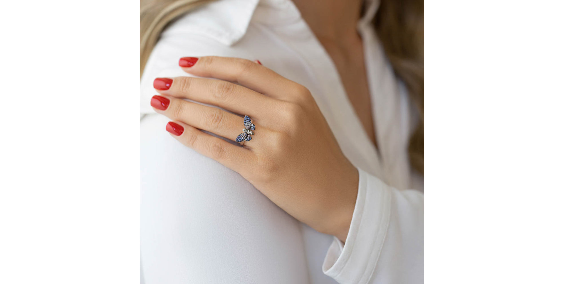 Diamond ring with Sapphire Shiny Wings