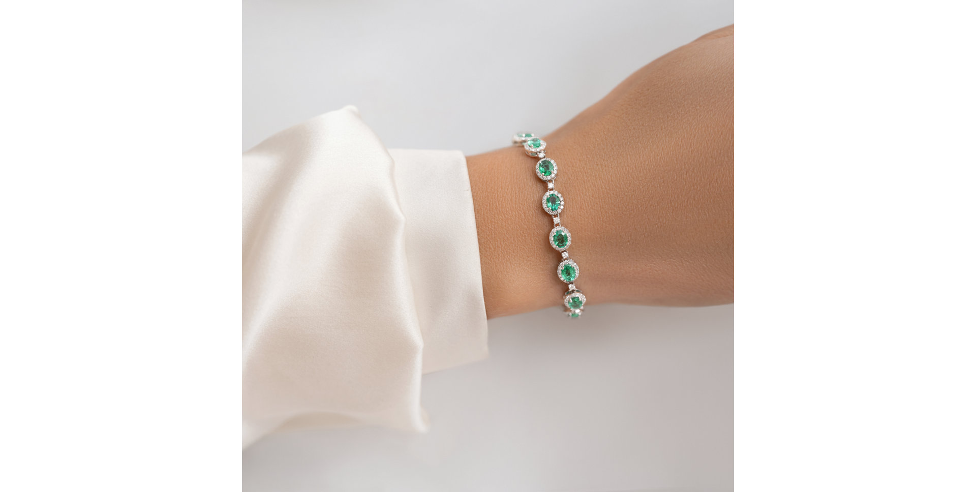 Diamond bracelet with Emerald Imposant Constellation