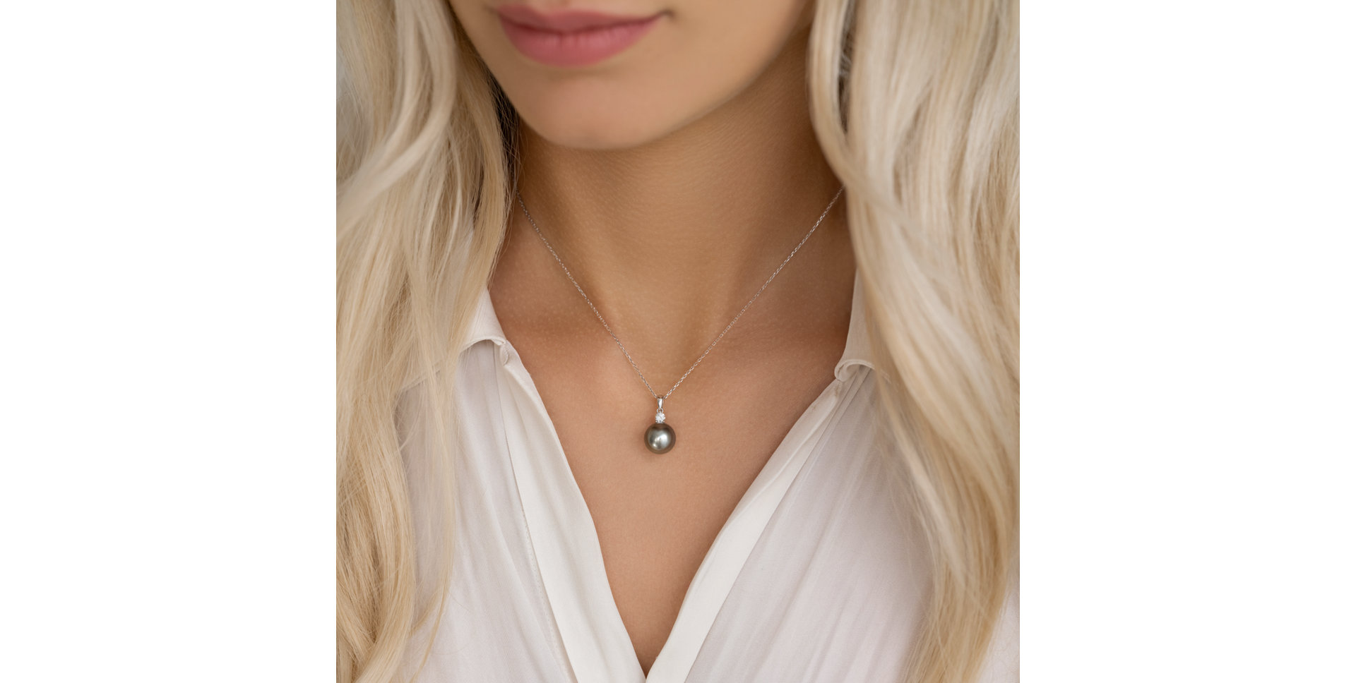 Diamond pendant with Pearl Pearl Essence