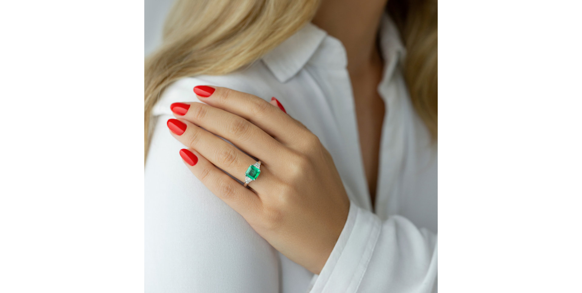 Diamond ring with Emerald Galaxy Essence