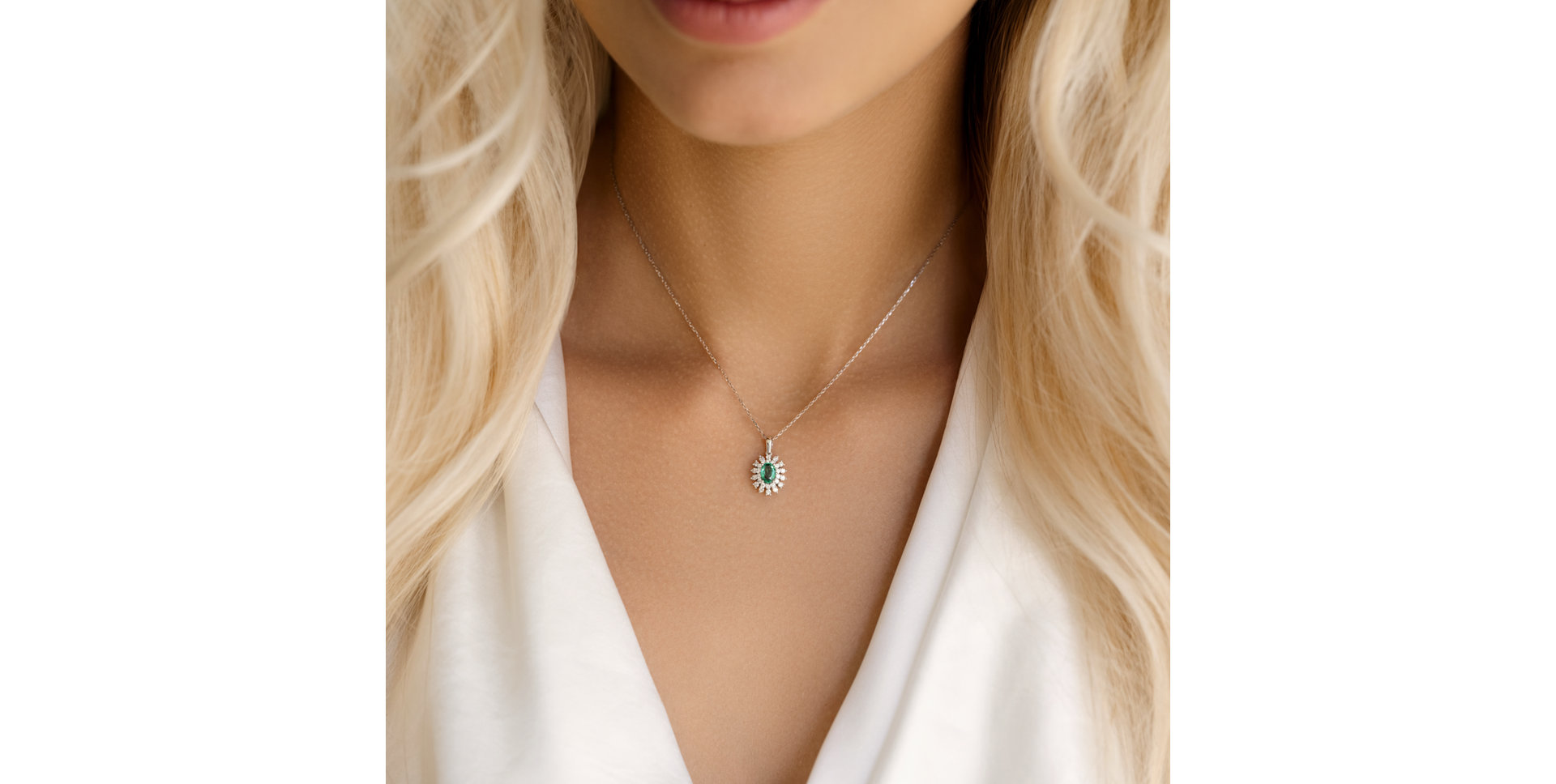 Diamond pendant with Emerald Royal Impression