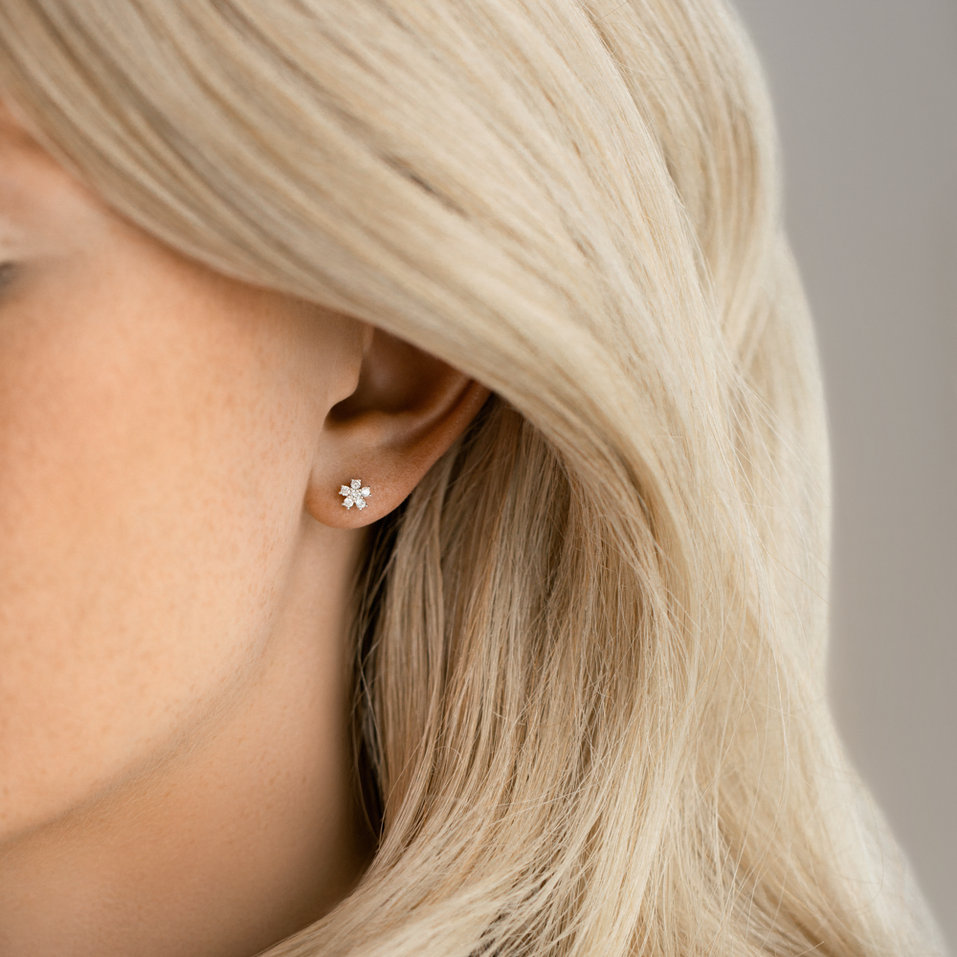 Diamond earrings Sparkless