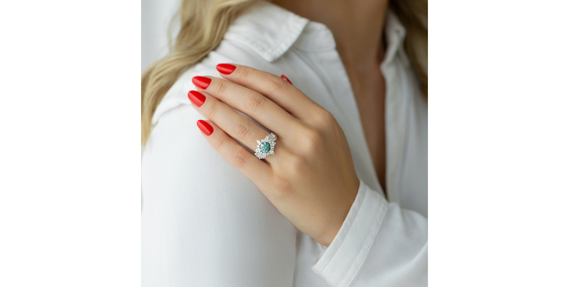 Ring with blue diamonds and white diamonds Pure Nobility