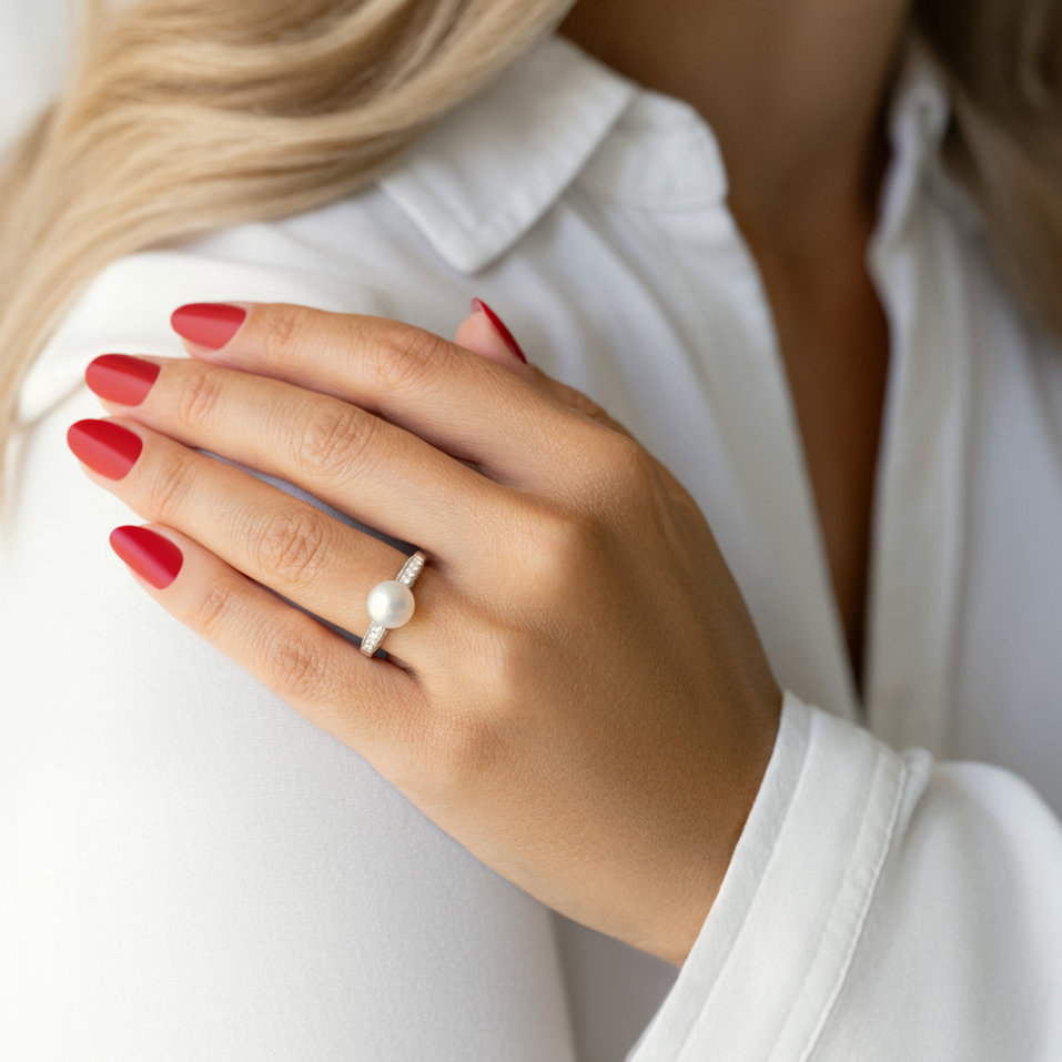 Diamond ring with Pearl Eldonis