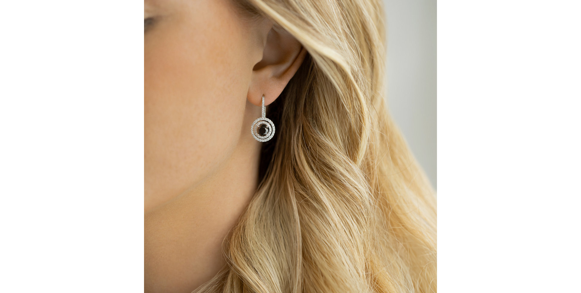 Earrings with black diamonds and white diamonds Bethe