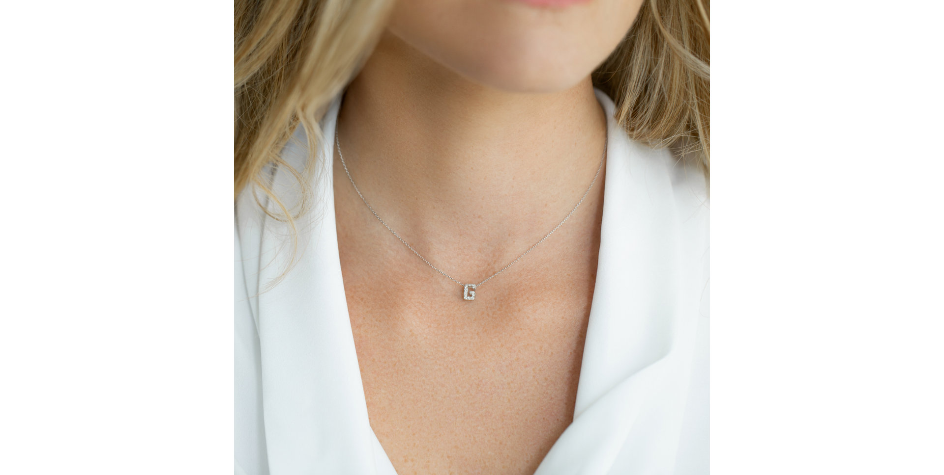 Diamond necklace Glittering Letter E