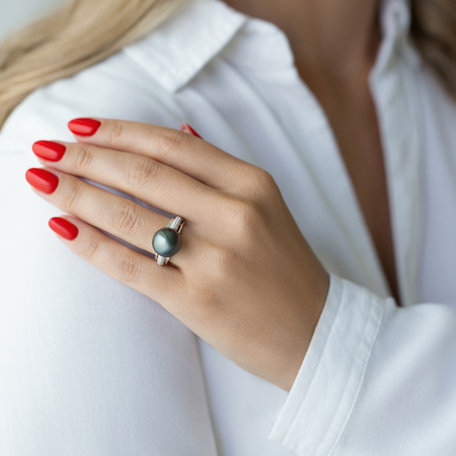 Diamond ring with Pearl Dark Entries