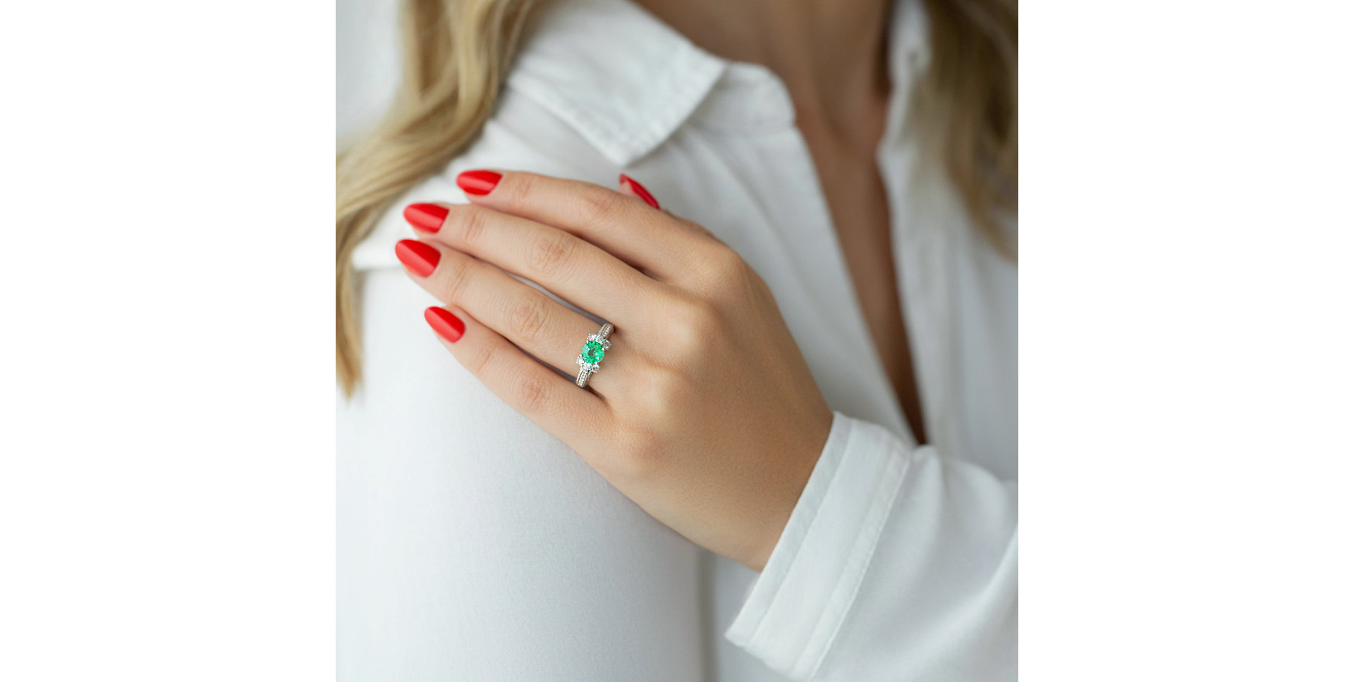 Diamond ring with Emerald Royal Riddle
